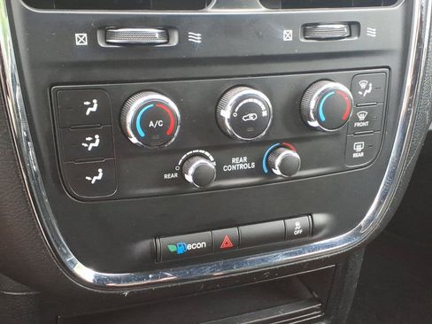 Used 2016 Dodge Grand Caravan SE FWD image 21