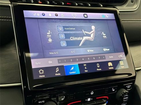 Used 2023 Jeep Grand Cherokee Limited w/ Black Appearance Package image 30