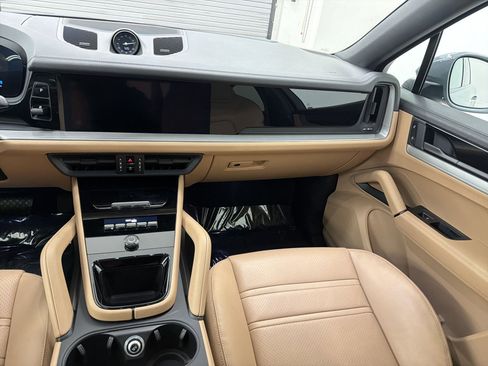 Certified 2024 Porsche Cayenne Coupe AWD/4WD image 28