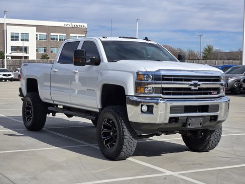 Used 2019 Chevrolet Silverado 2500 LT image 2