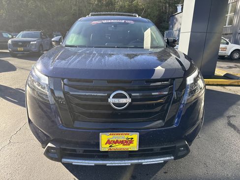 New 2025 Nissan Pathfinder Platinum w/ Black Appearance Package image 11