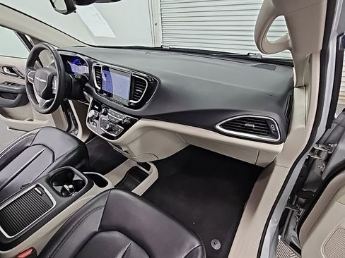 Used 2023 Chrysler Pacifica Touring-L image 37