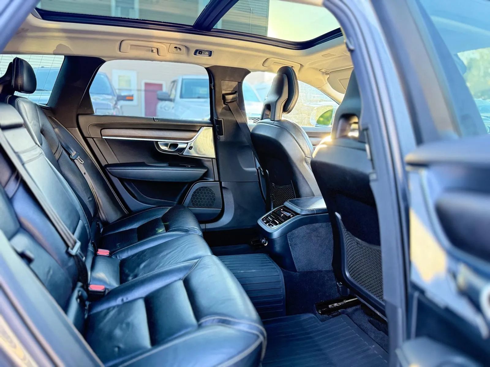 Used 2018 Volvo V90 T6 Cross Country w/ Convenience Package AWD/4WD image 12