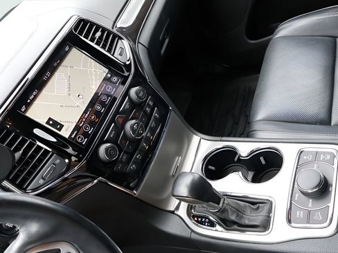 Used 2020 Jeep Grand Cherokee Overland AWD/4WD image 19