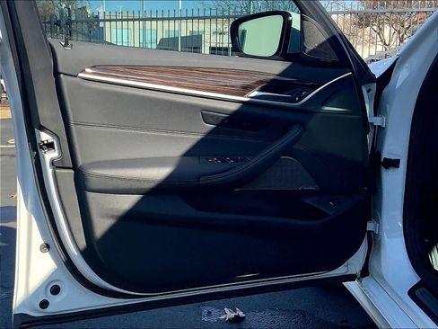 Used 2023 BMW 540i w/ Premium Package image 28