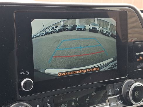 Used 2023 Toyota Highlander XLE AWD/4WD image 19