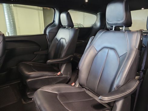 Used 2024 Chrysler Pacifica Limited FWD image 15