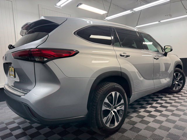 Used 2022 Toyota Highlander XLE AWD/4WD image 4