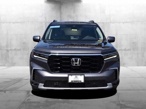 Certified 2025 Honda Pilot Touring image 4