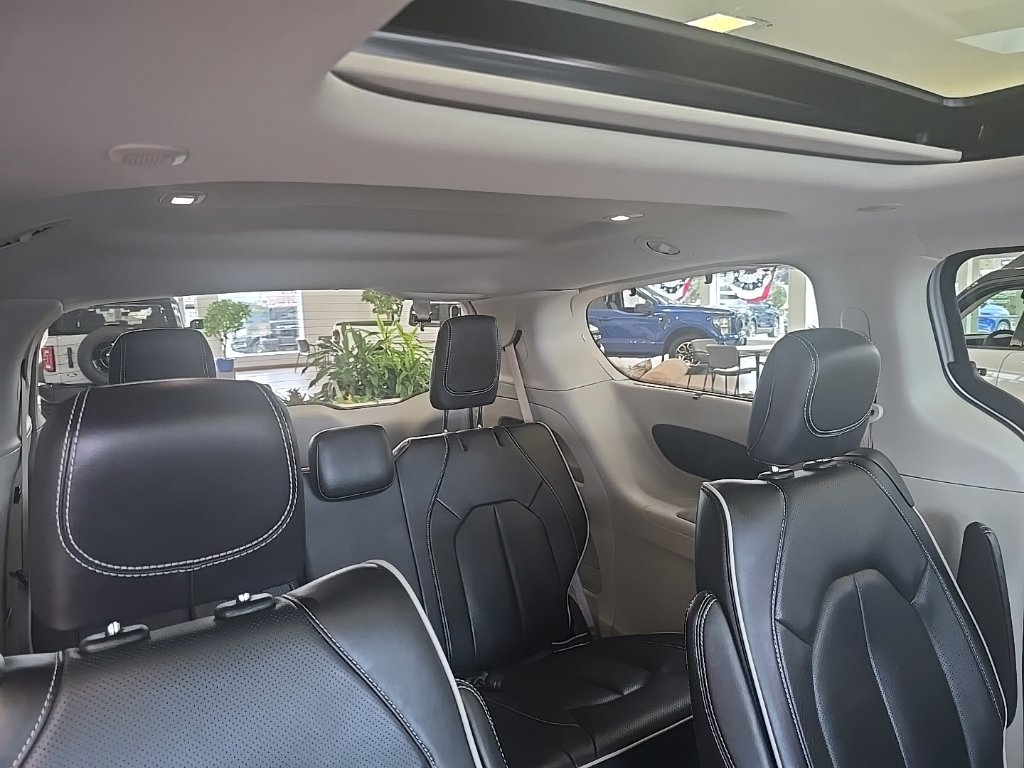Used 2024 Chrysler Pacifica Limited FWD image 42