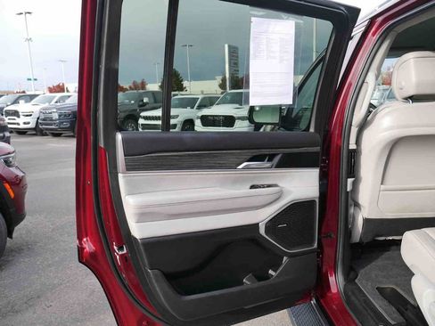 Used 2022 Jeep Wagoneer Series III w/ Flexible Seating Group image 14