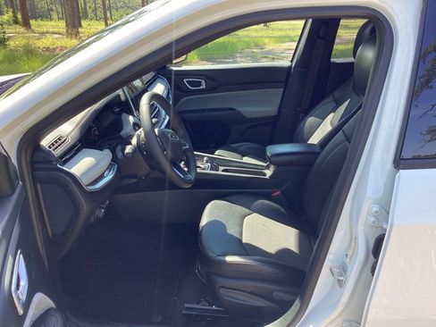 Used 2024 Jeep Compass Latitude image 10