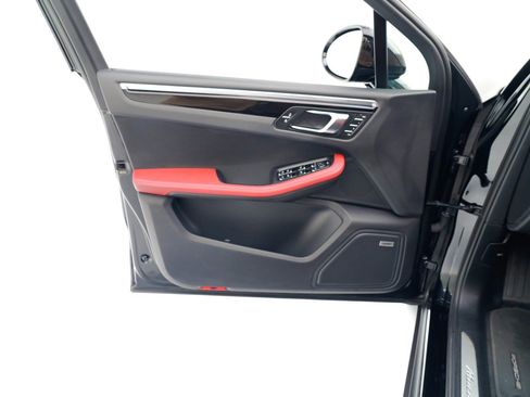 Used 2022 Porsche Macan S image 21