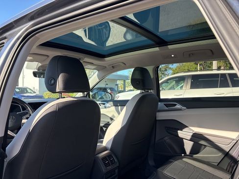 Certified 2025 Volkswagen Taos SE w/ Panoramic Sunroof Package image 7
