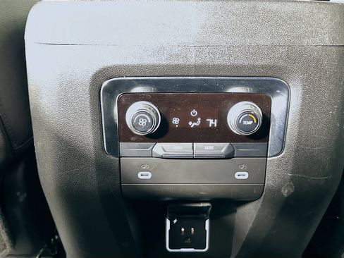 Used 2024 Chevrolet Suburban LT image 26