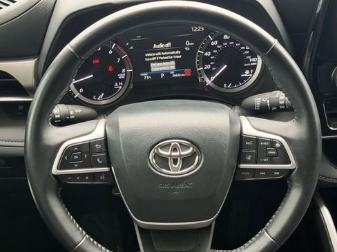 Certified 2025 Toyota Highlander LE image 16