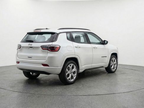 Used 2025 Jeep Compass Latitude AWD/4WD image 9