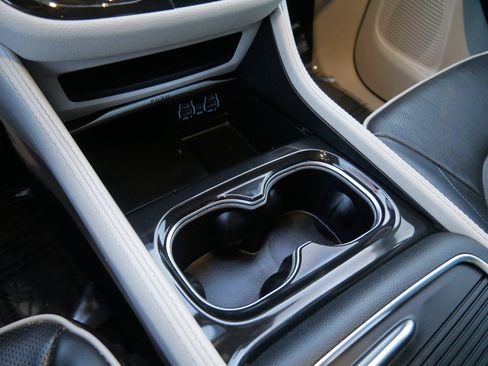 Used 2023 Chrysler Pacifica Limited image 31