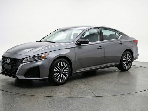 Used 2025 Nissan Altima 2.5 SV image 3