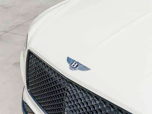 Used 2023 Bentley Bentayga image 23