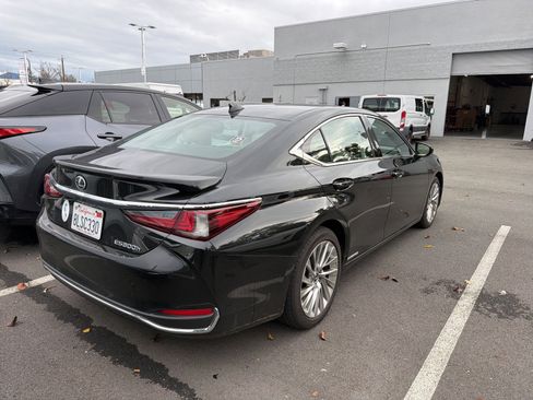 Used 2019 Lexus ES 300h w/ Luxury Package image 3