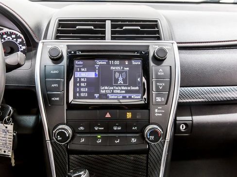 Used 2015 Toyota Camry SE FWD image 19