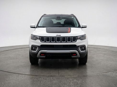 Used 2025 Jeep Compass Trailhawk image 2