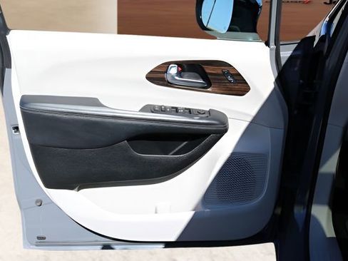 Used 2023 Chrysler Pacifica Limited image 10