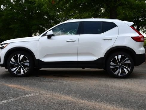 Used 2024 Volvo XC40 B5 Plus w/ Protection Package Premier AWD/4WD image 4