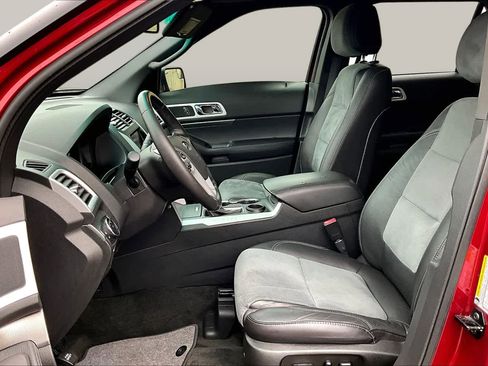 Used 2015 Ford Explorer XLT w/ Equipment Group 202A FWD image 10