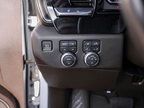 Used 2024 GMC Sierra 1500 SLT w/ X31 Off-Road Package AWD/4WD image 15
