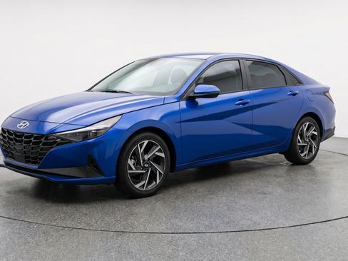 Used 2025 Hyundai Elantra SEL FWD image 3