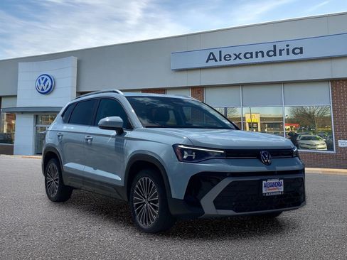 Certified 2025 Volkswagen Taos SE w/ Panoramic Sunroof Package FWD image 1