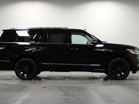 Used 2022 Lincoln Navigator L Reserve w/ Monochromatic Package image 3