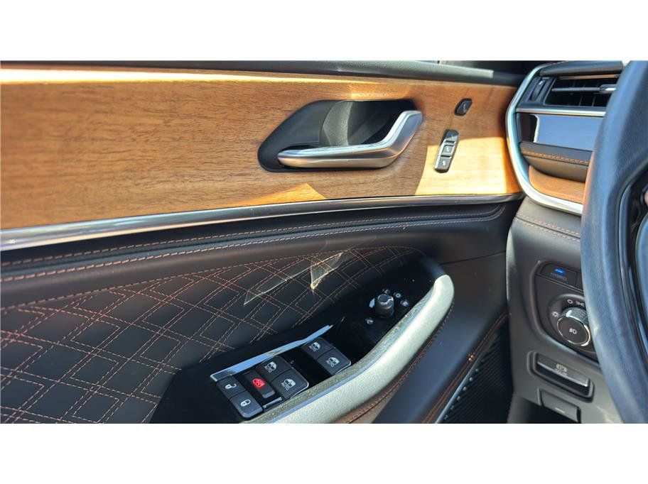 Used 2022 Jeep Grand Cherokee Summit AWD/4WD image 31