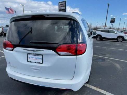 Used 2019 Chrysler Pacifica Touring-L Plus w/ Advanced Safetytec Group image 9