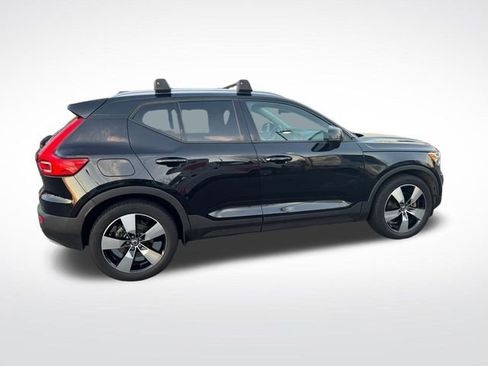 Used 2020 Volvo XC40 T5 Momentum w/ Protection Package image 1