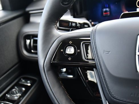 Used 2025 Lincoln Aviator AWD image 38