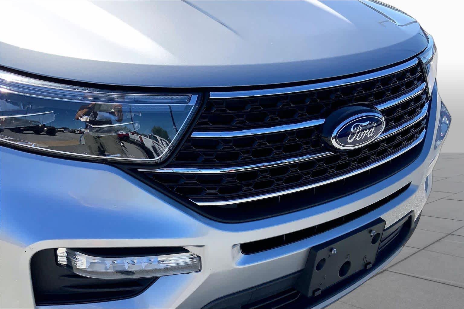Used 2020 Ford Explorer XLT w/ Equipment Group 202A AWD/4WD image 29