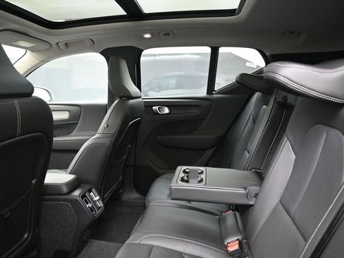 Certified 2025 Volvo XC40 B5 Core image 18