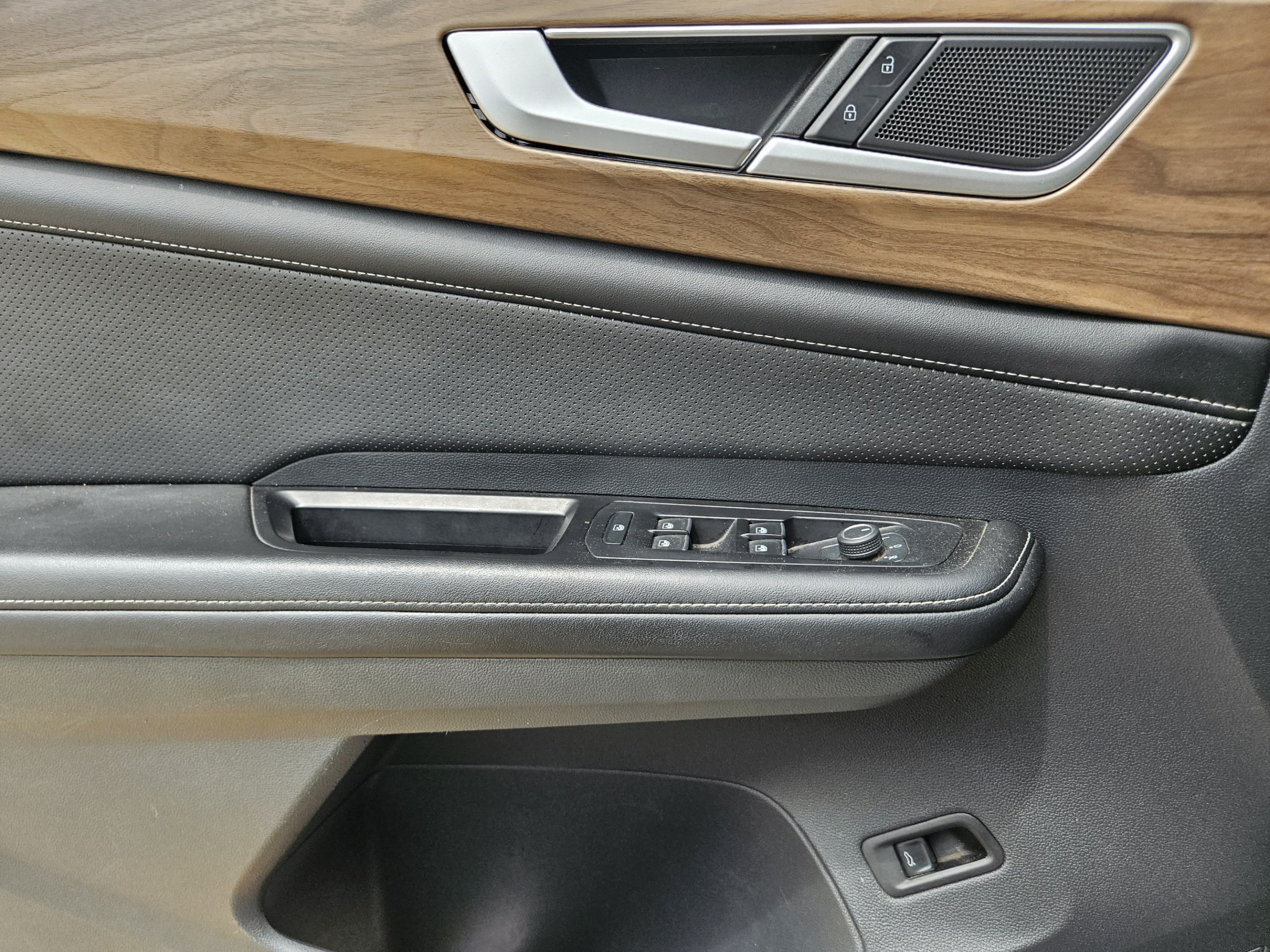 Used 2024 Volkswagen Atlas SE w/ Panoramic Sunroof Package FWD image 13