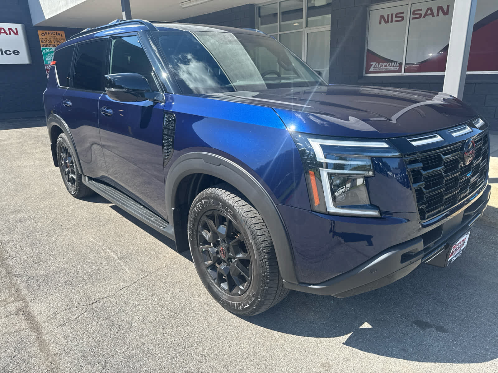 Certified 2025 Nissan Armada PRO-4X AWD/4WD image 1