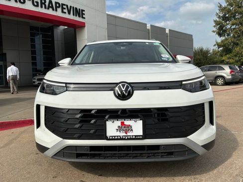 Used 2026 Volkswagen Tiguan SE FWD image 3