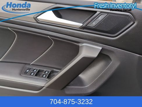 Used 2023 Volkswagen Tiguan SE w/ Panoramic Sunroof Package image 24