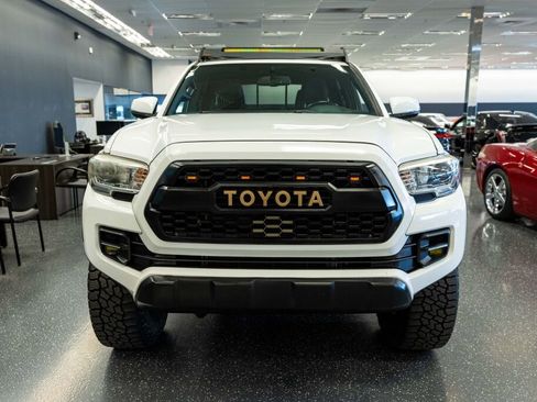 Used 2017 Toyota Tacoma TRD Off-Road image 2