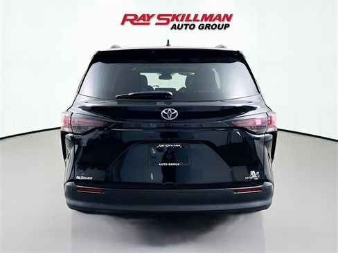 Used 2024 Toyota Sienna XLE image 6