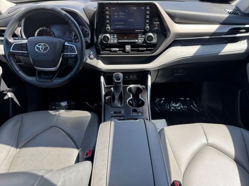 Used 2022 Toyota Highlander XLE AWD/4WD image 12