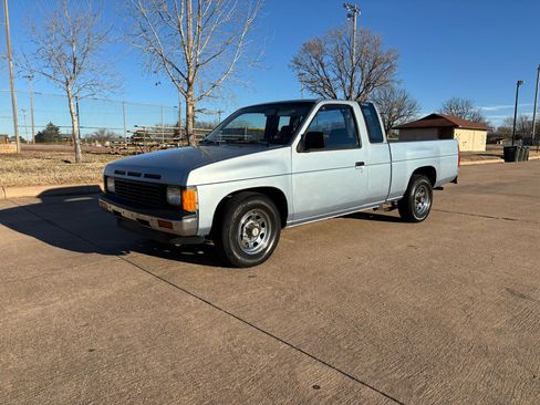 Used 1987 Nissan Pickup 2WD King Cab image 2