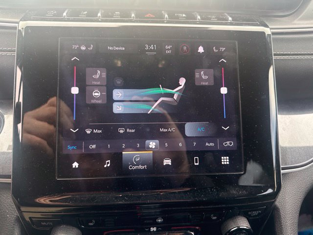 Used 2022 Jeep Grand Cherokee Altitude AWD/4WD image 2