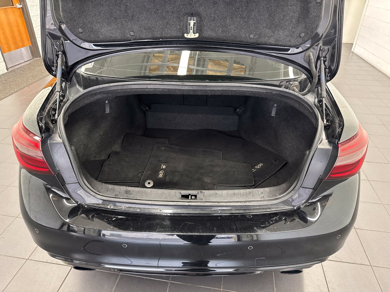 Used 2018 INFINITI Q50 Sport w/ Sensory Package (Sport) AWD/4WD image 9